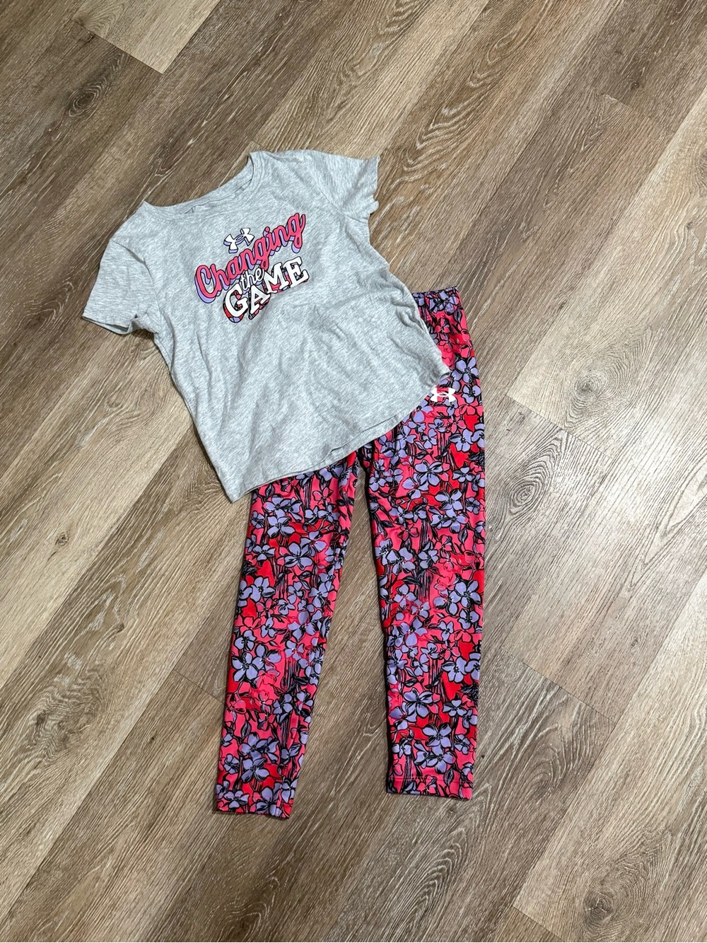 Under Armour Girls 2 Pc Graphic Tee Floral Leggings Set Grey Pink Purple Medium